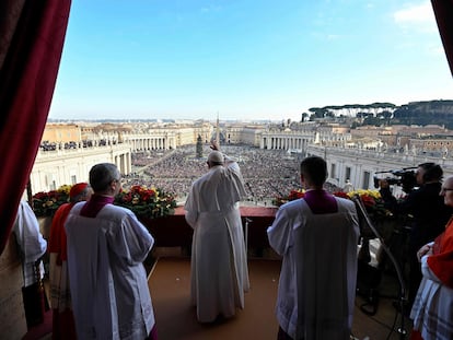El papa Francisco pronuncia la bendición 'urbi et orbi', frente a una multitud de fieles en la plaza de San Pedro del Vaticano este domingo, día de Navidad.