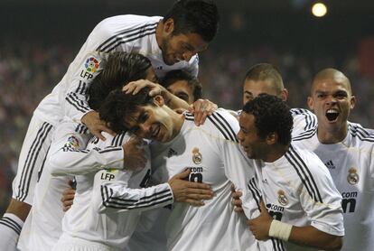 Garay, Pepe, Benzema y Marcelo, entre otros, felicitan a Kak tra anotar un gol en el Atltico 2 - Real Madrid 3.