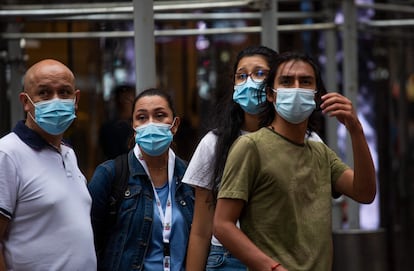 Un grupo de personas en una calle de Nueva York, este julio.