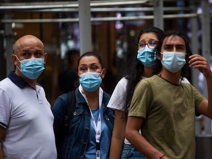 Un grupo de personas en una calle de Nueva York, este julio.