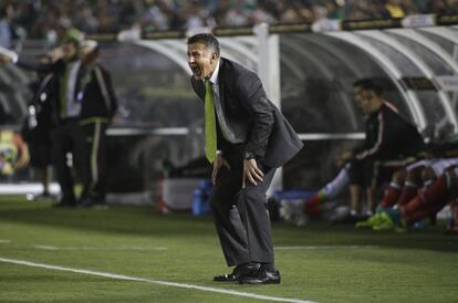 El seleccionador de México, Osorio, durante el partido contra Jamaica.