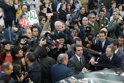 Desde el colegio electoral Aznar se trasladó a La Moncloa para seguir la marcha de la jornada. Allí se enterará de que los primeros avances hablan de un incremento de la participación. Ninguno de los colaboradores de Aznar se muestra optimista.