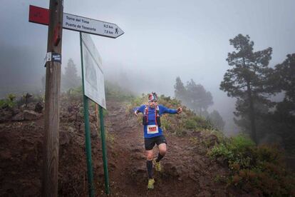 Uno de los corredores desciende en la Caladera del Parque Nacional de Taburiente. El punto más alto al que ascendieron los corredores fue el Roque de los Muchachos, con 2.421 metros de altura.