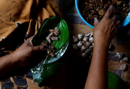 Priyani Dhammika, de 53 años, hace pilas de hojas de betel (una planta que se utiliza con propiedades medicinales y estimulantes) con hojas de nuez de areca y tabaco que los esrilanqueses mastican. "El negocio es muy difícil ahora. Antes, una vaina de betel costaba unas 50 rupias (0,14 céntimos), pero se ha disparado a unas 200 (0,56 céntimos), incluso hasta las 350 o 400 rupias (0,98 y 1,12 euros respectivamente). El precio de una nuez de areca, que rondaba las 5 rupias (0,063 céntimos), se ha triplicado a unas 15 (0,19 céntimos)", explica. 
