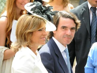 Ana Botella y José María Aznar, a la entrada.