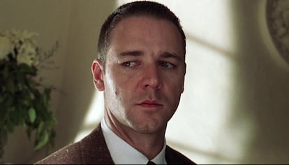 Russell Crowe en 'L.A. Confidential' pensando en qué romper a continuación.