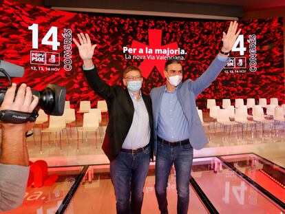 El presidente de la Generalitat valenciana y secretario general del PSPV, Ximo Puig, junto al secretario general del PSOE y presidente del Gobierno, Pedro Sánchez, en la clausura del XIV Congreso del PSPV-PSOE en Benidorm.