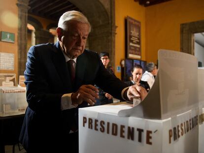 López Obrador deposita su voto, este 2 de junio en Ciudad de México.
