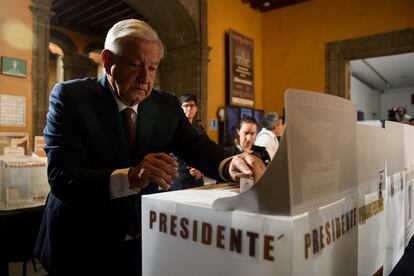 López Obrador deposita su voto, este 2 de junio en Ciudad de México.