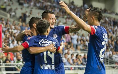 Los jugadores de Cruz Azul, tras el primer gol.