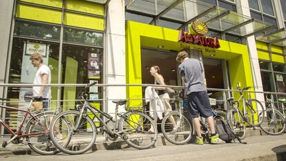 Transeuntes pasan por delante de una tienda de Alnatura en Berlín, una de las cadenas de productos ecológicos más grandes de Alemania.