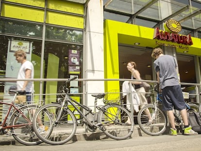 Transeuntes pasan por delante de una tienda de Alnatura en Berlín, una de las cadenas de productos ecológicos más grandes de Alemania.