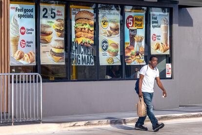 Una persona sale de un McDonald's de Miami (Florida, EE UU), el 23 de octubre.