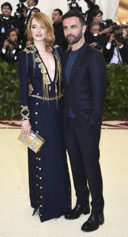 Nicolas Ghesquiere y Emma Stone en la gala del MET de 2018.