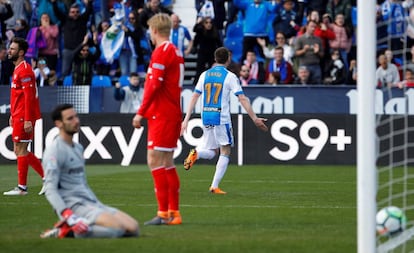 Eraso celebra su gol ante la desolación de Kjaer y Rico.