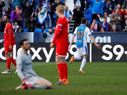 Eraso celebra su gol ante la desolación de Kjaer y Rico.