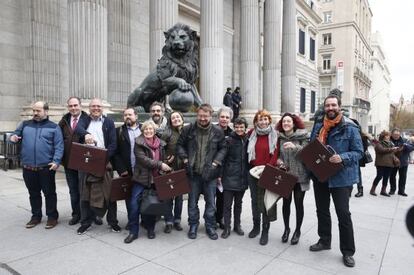 Xavier Domènech, líder d'En Comú Podem, al centre, envoltat dels diputats de la confluència catalana de Podem.