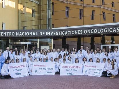 Trabajadores del Centro Nacional de Investigaciones Oncol&oacute;gicas, en Madrid, el martes.