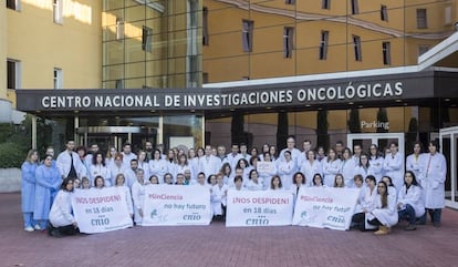 Trabajadores del Centro Nacional de Investigaciones Oncol&oacute;gicas, en Madrid, el martes.