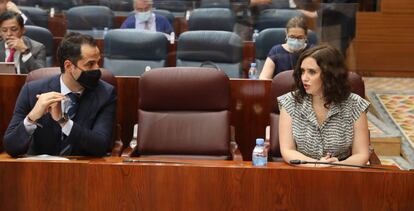 La presidenta de la Comunidad de Madrid, Isabel Díaz Ayuso y el vicepresidente de la Comunidad, Ignacio Aguado, el 3 de julio durante la sesión de control al Gobierno en la Asamblea de Madrid.