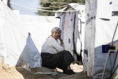 Os habitantes deste gigantesco campo de refugiados reclamam das condições climáticas da ilha e do que significa viver em tendas embrulhadas em plástico. No verão, é muito quente e úmido e, no inverno, o frio e a chuva dificultam a vida cotidiana dos refugiados.