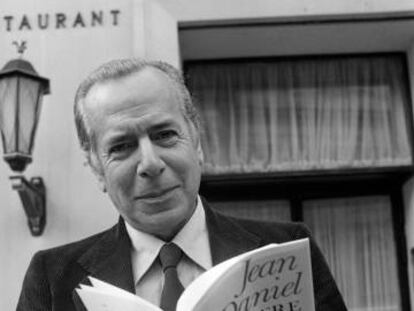 El escritor y periodista Jean Daniel, en octubre de 1979, con un ejemplar de su libro 'la era de las rupturas'.