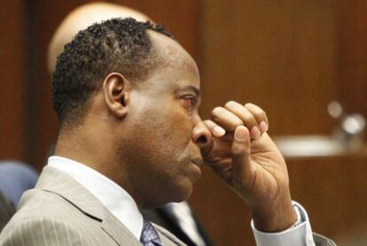 Conrad Murray, médico personal de Michael Jackson, llora en una sesión del juicio.