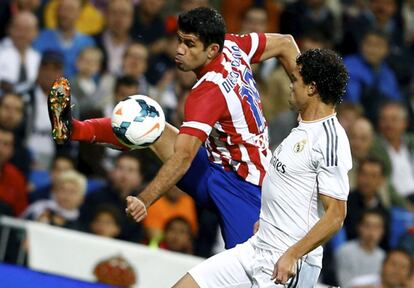 Diego Costa busca el centro ante la oposición de Pepe