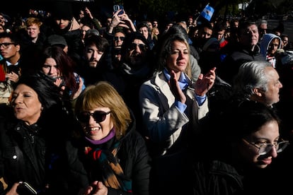 “Milei, querido, el pueblo está contigo”, cantaban los asistentes a lo largo del recorrido de la comitiva.  