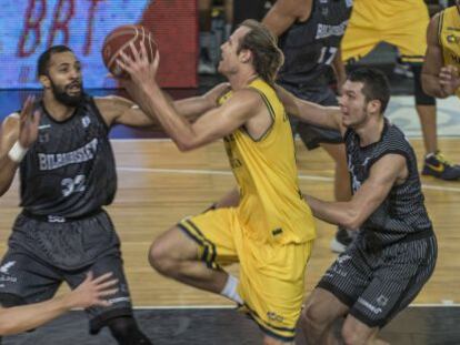 Carmichael y el alero del Gran Canaria, Brad Newley pelean por un balón.