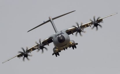 Un A400M se dispone a aterrizar en Sevilla, el pasado 12 de mayo, en el primer vuelo de prueba tras el accidente de otro avión.