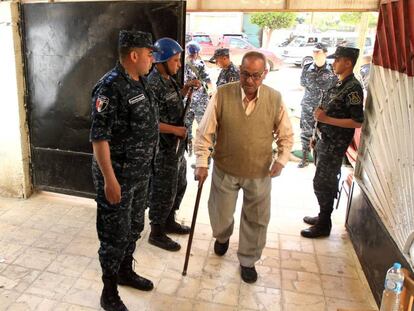 Miembros de las fuerzas de seguridad en la entrada de un colegio en Alejandría