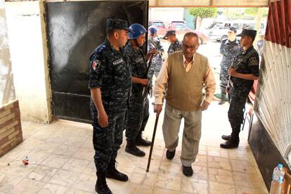 Miembros de las fuerzas de seguridad en la entrada de un colegio en Alejandría