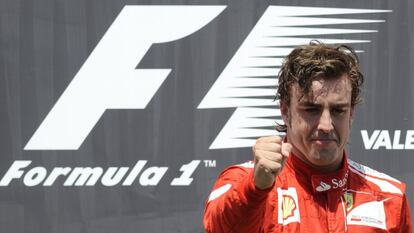 Alonso celebra la victoria en el podio del circuito de Valencia