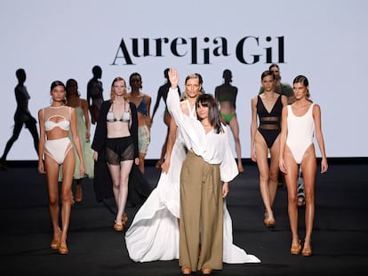 La diseñadora Aurelia Gil saludando al finalizar su desfile.