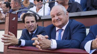 Los ganaderos Borja Domecq, padre e hijo, en la plaza de Las Ventas