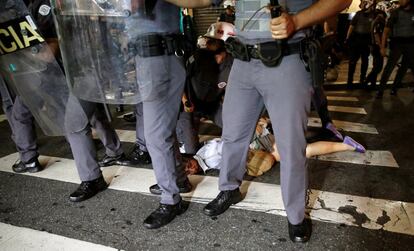 Las protestas nocturnas de este martes comenzaron con una marcha convocada por grupos para la Democracia y el Colectivo por la Democracia. La manifestación acabó siendo dispersada por la policía con el uso de gas lacrimógeno en la región Arouche. El proceso político contra Rousseff comenzó hace nueve meses, cuando Eduardo Cunha, el presidente del parlamento, autorizó la tramitación del proceso de impeachment contra la presidenta.