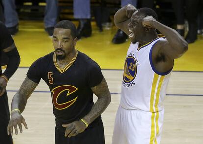 Green celebra una canasta ante JR Smith.