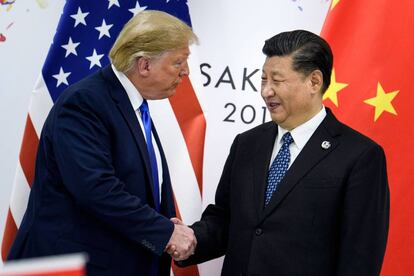 Donald Trump y Xi Jinping se dan la mano durante la cumbre de hoy en Osaka, japón.