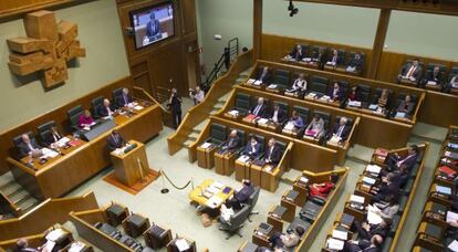Vista general del salón de sesiones del Parlamento vasco durante un pleno del pasado mes de marzo.