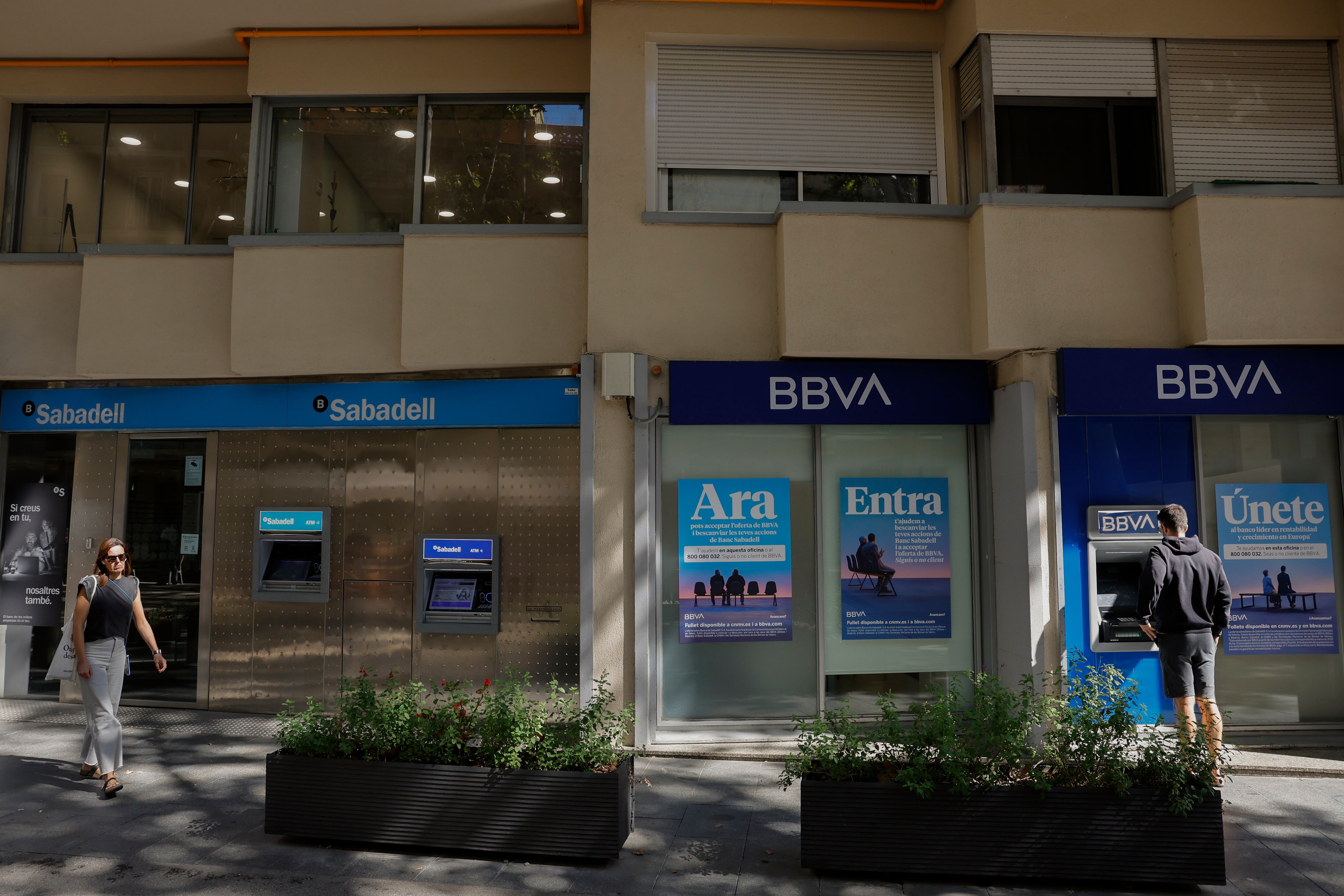 Una oficina del BBVA junto a otra del Banco de Sabadell en Barcelona.