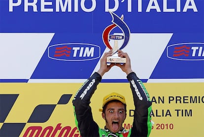 Andrea Ianonne celebra su triunfo en el podio de Mugello