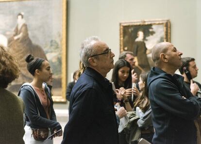 Juan José Millás contempla 'Las Meninas' de Velázquez en la sala XII del Prado, la más visitada del museo.