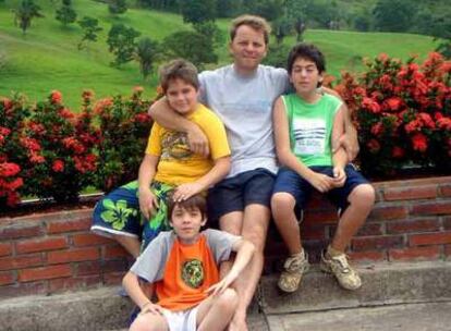 David Parra (con camiseta amarilla) y su hermano Alberto (camiseta gris), con su tío David Barreto y el hijo de éste, David Mariano (camiseta verde), en una foto familiar.