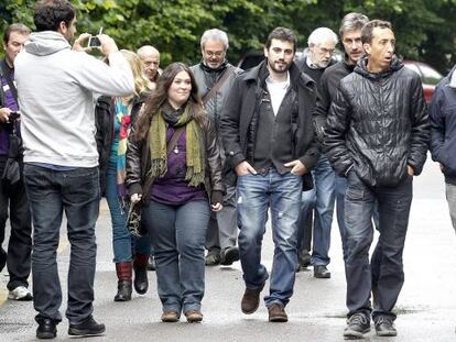 El l&iacute;der de Podemos en Euskadi, Roberto Uriarte (derecha), este martes, junto a compa&ntilde;eros del partido en Ir&uacute;n.