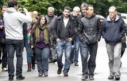 El l&iacute;der de Podemos en Euskadi, Roberto Uriarte (derecha), este martes, junto a compa&ntilde;eros del partido en Ir&uacute;n.