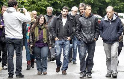 El líder de Podemos en Euskadi, Roberto Uriarte (derecha), este martes, junto a compañeros del partido en Irún.