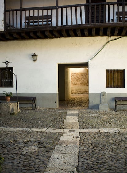 El patio del hospital de Antezana, uno de los hospitales más antiguos, está situado cerca de la casa donde nació Miguel de Cervantes.