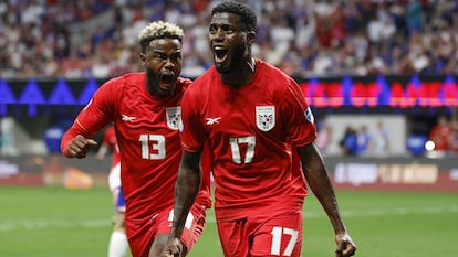 José Fajardo y Freddy Gondola celebran el segundo gol de Panamá ante Estados Unidos.