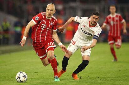 Arjen Robben, del Bayern, corre tras la pelota presionado por Sergio Escudero.